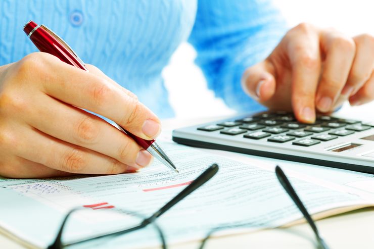 Los impuestos que gravan el consumo y la renta